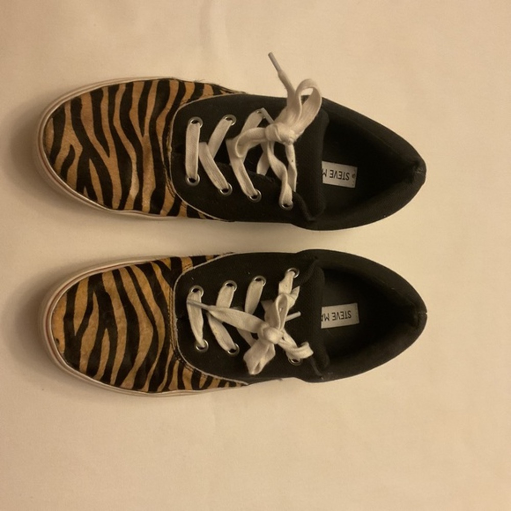 Women’s Tiger Stripe Steve Madden shoes size 9M